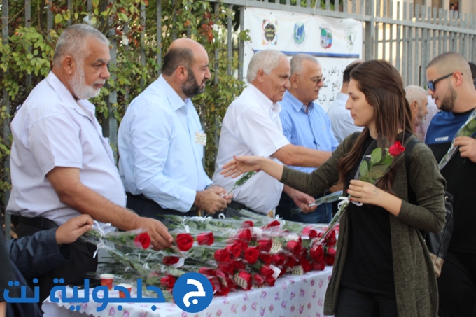 انتظام الدراسة في ثانوية جلجولية واستقبال الطلاب بالورود